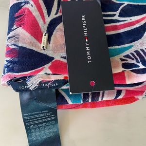 NWT Tommy Hilfiger Lightweight Tropical Scarf